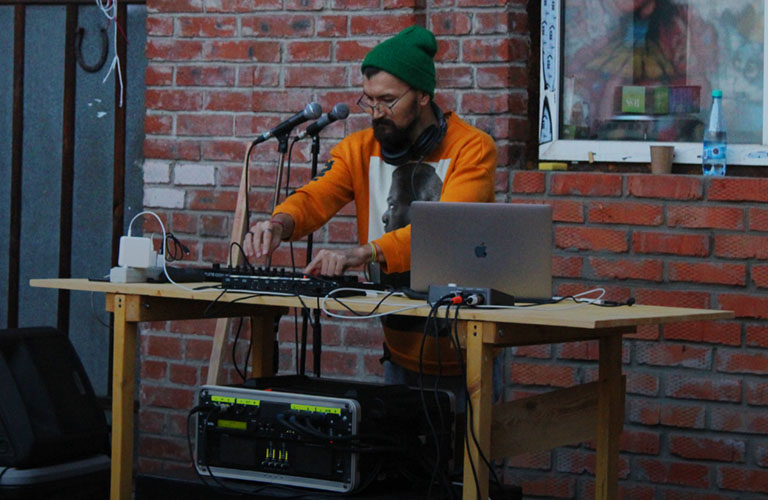 Концерт Sasha Naiman, или Музыка планет в уютном владимирском дворике