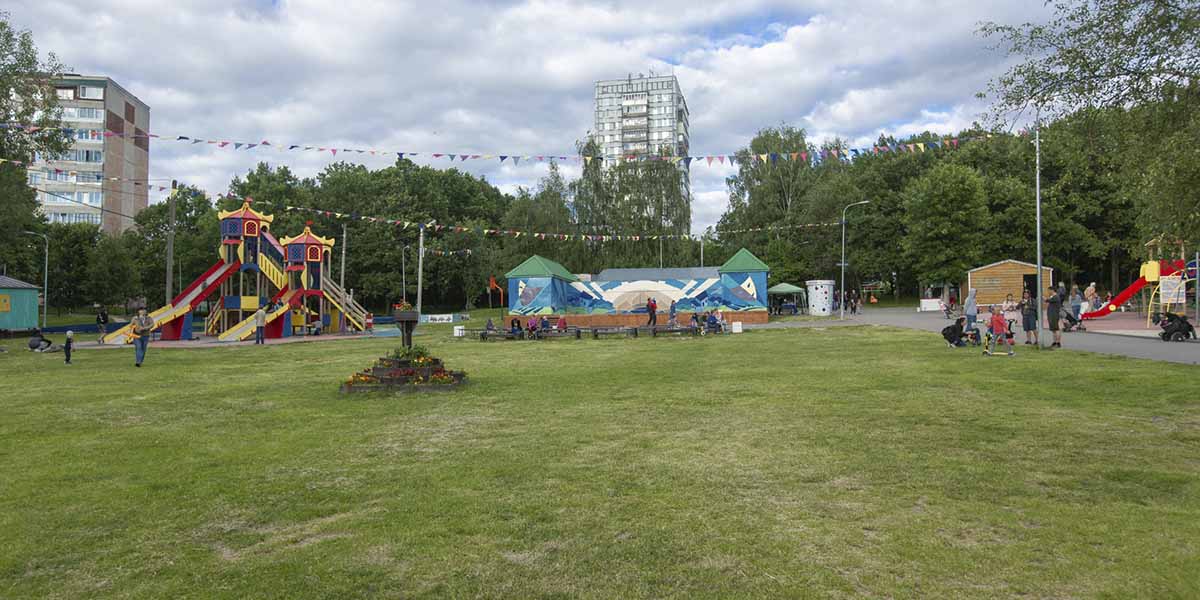 Батуты и лошади на стопе, но аттракционам и сладкой вате в парках быть