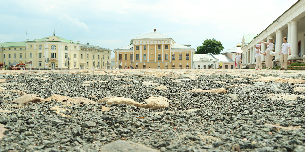 Торговую площадь Суздаля «испачкали» гранитной крошкой, а сам город украсили тысячами цветов