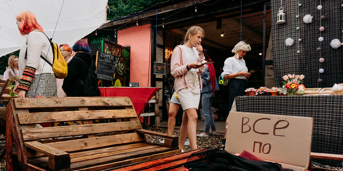 Клатч от Chanel, платье D&G и браслет Louis Vuitton на гаражной распродаже