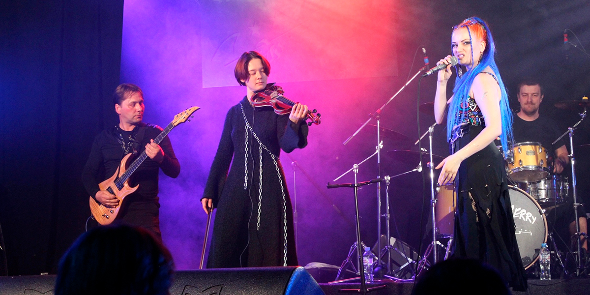 «Было сложно не подпевать!» Юлия Покачалова про съемки в сериале о группе «Король и Шут»