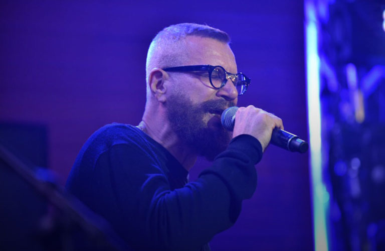 Наш бизнесмен познакомился с известным поющим миллиардером