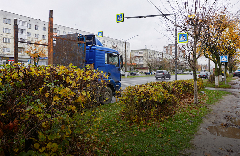 «Машину не сдуешь!» Реакция владимирцев на новый запрет парковки вдоль Суздальского проспекта