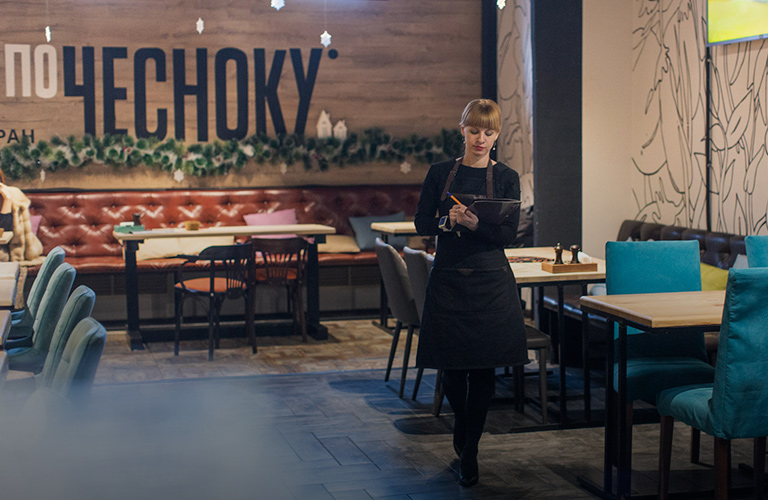 Личный опыт: устраиваемся официантом и узнаем все тайны ресторана