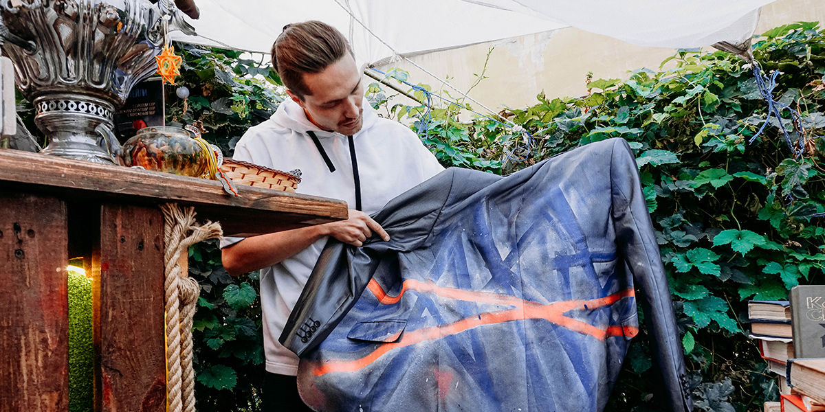 Интровертная каллиграфия на старых плащах от художника, пачкающего чужую одежду