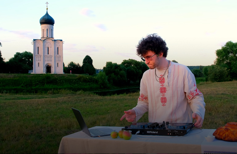 Dj-cет на фоне Покрова на Нерли и песня, посвященная Владимиру и Суздалю