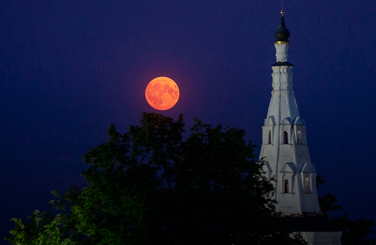 Клубничное полнолуние и грозовой воротник — диковинные кадры первых дней лета