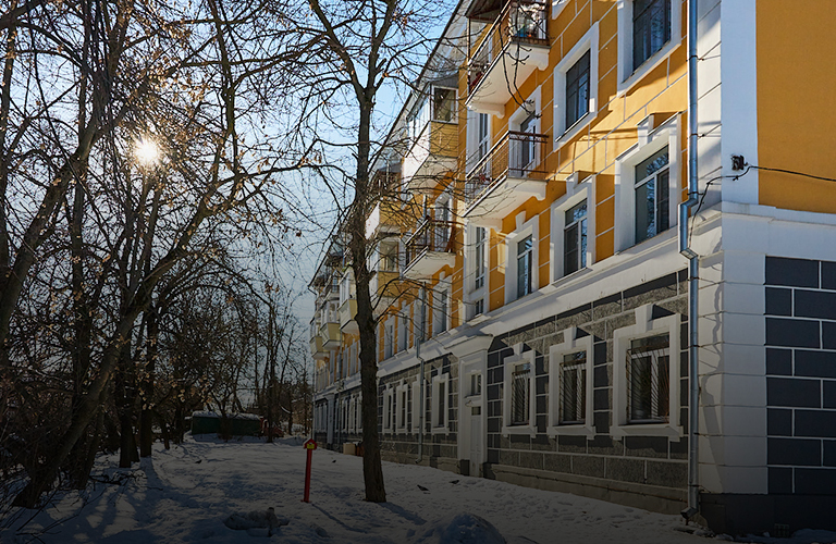 Переехать в «сталинку» из новостройки, чтобы любоваться старинной лепниной и закатом из ванной