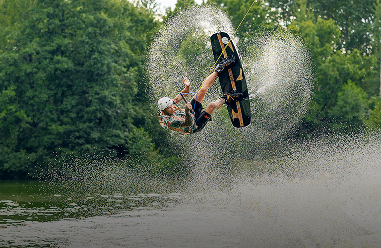Вечеринка с вейкбордами и красками холи! Старт еженедельных ивентов на пляже Загородного
