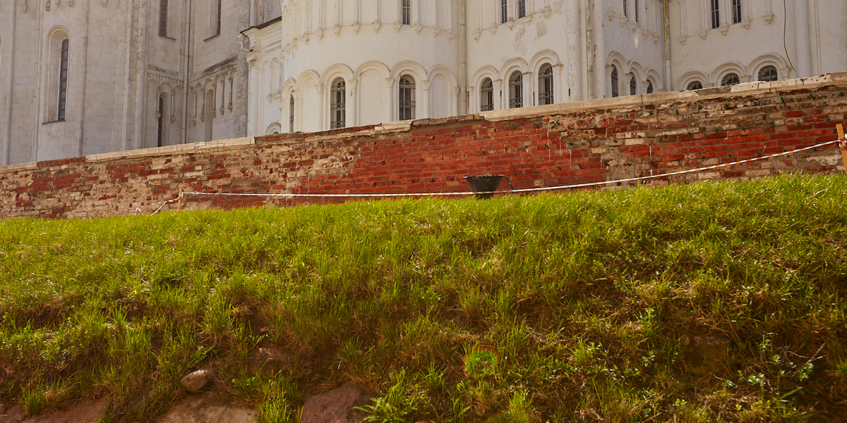 Реставрировать разрушающуюся ограду Успенского собора будут до октября