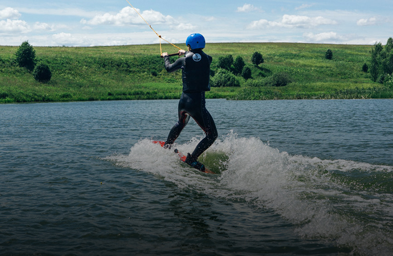 Вертолет, параплан, загородные лодки. Где и на чем покататься этим летом?