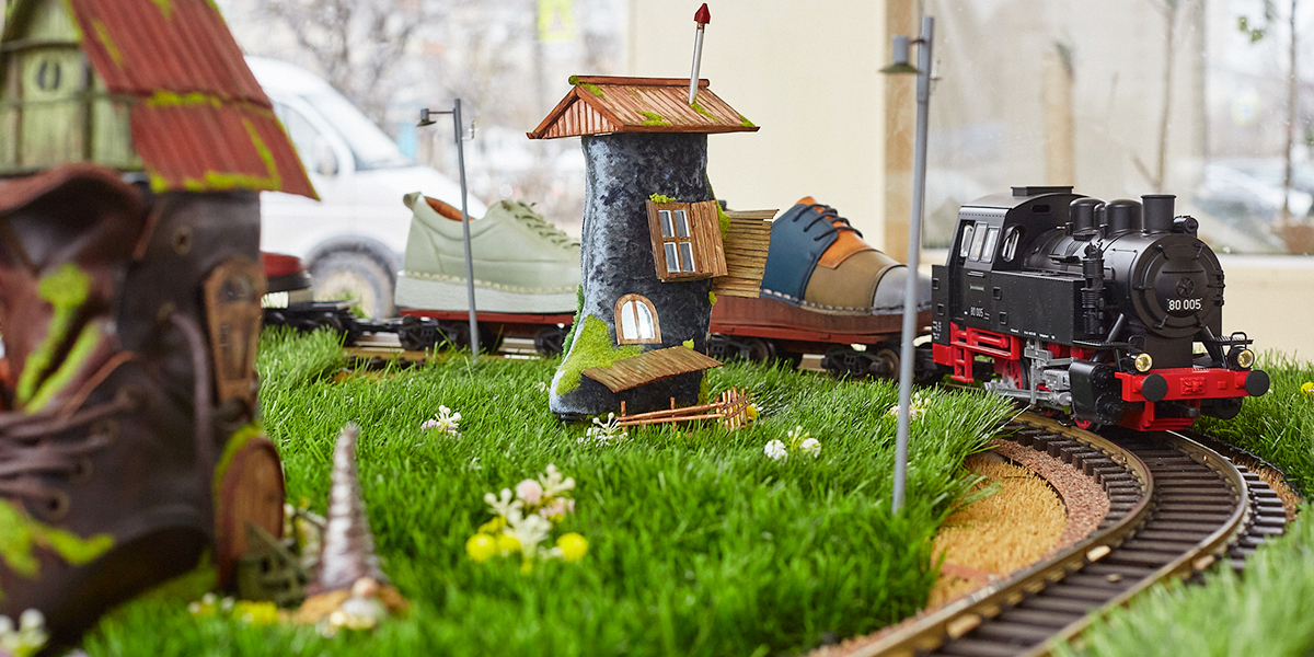 Следующая станция — обувной рай! Во Владимире появилась экспозиция с железной дорогой и сказочным городком