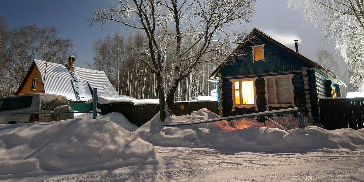 Деревенский контент. Владимирский фотограф провел зиму в доме на окраине леса