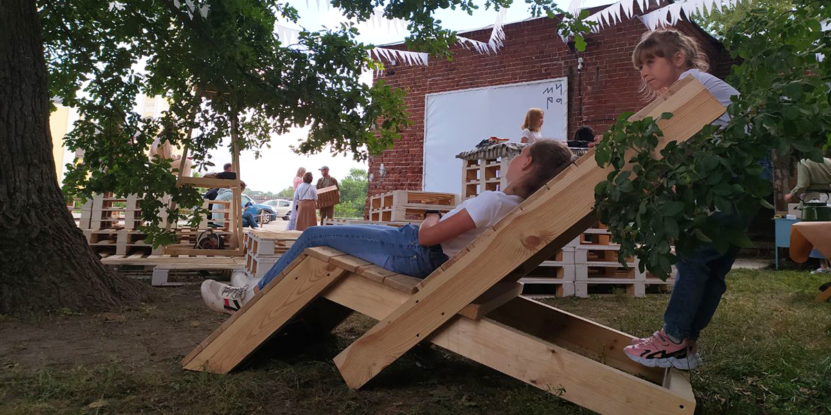 Дети-урбанисты. Как маленькие жители Суздаля сами соорудили дворик для отдыха