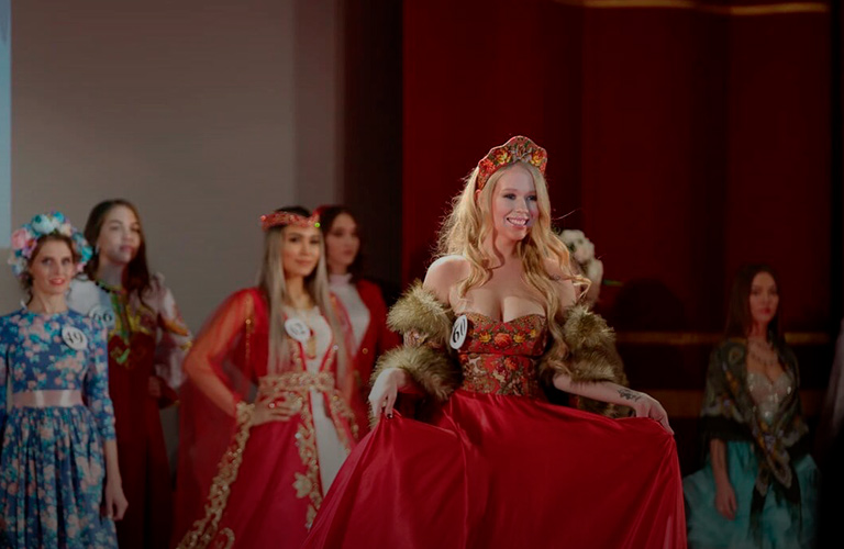 Стала лучшей фотомоделью и покорила голливудского актера Эрика Робертса