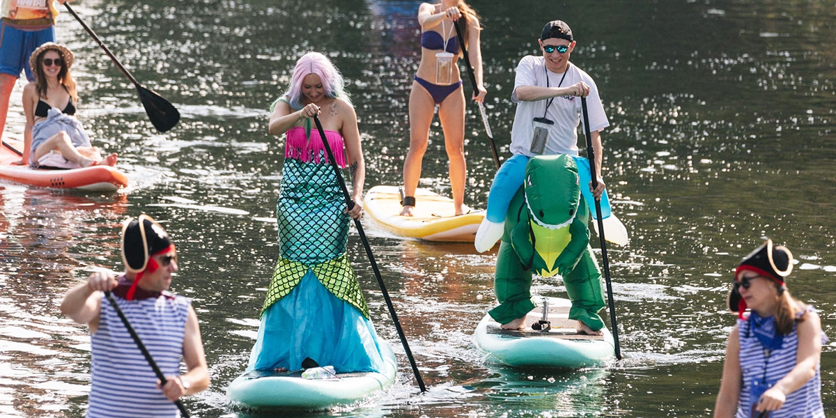 Заплыв в маскарадных костюмах и купальниках. В Суздале прошел первый сап-карнавал