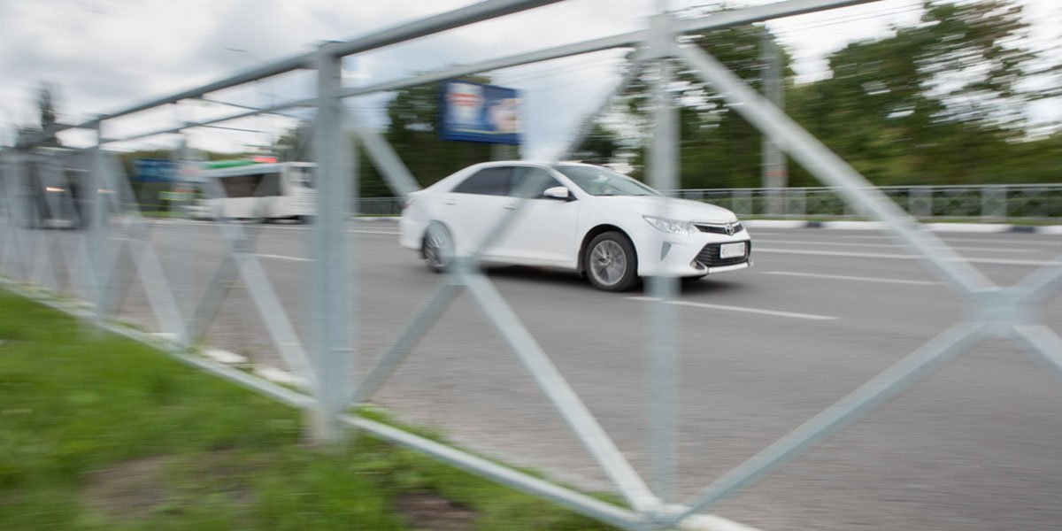 Областной центр «озаборили». Чем можно было заменить пешеходные ограждения 