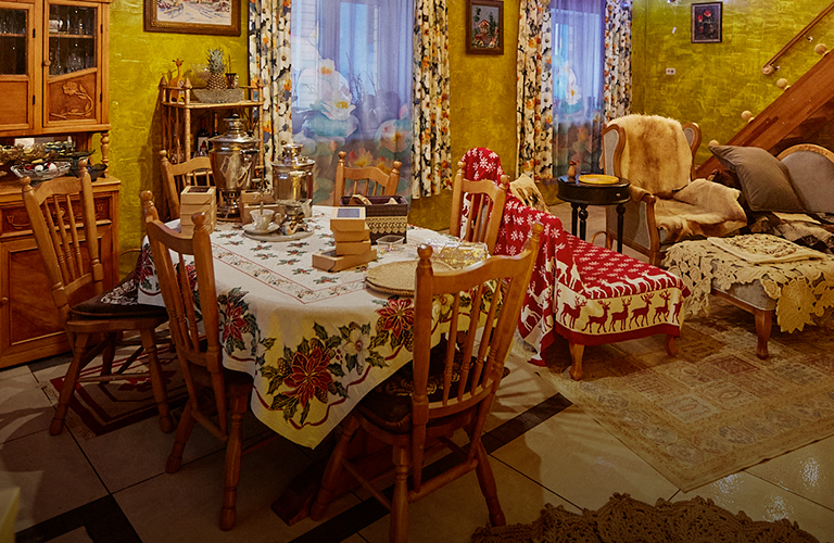 Раритетная мебель и самобытные предметы интерьера в особняке на землях усадьбы Грибоедовых