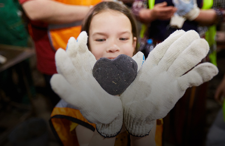 Через ручную сортировку к тротуарной плитке: вторая жизнь мусора во Владимире