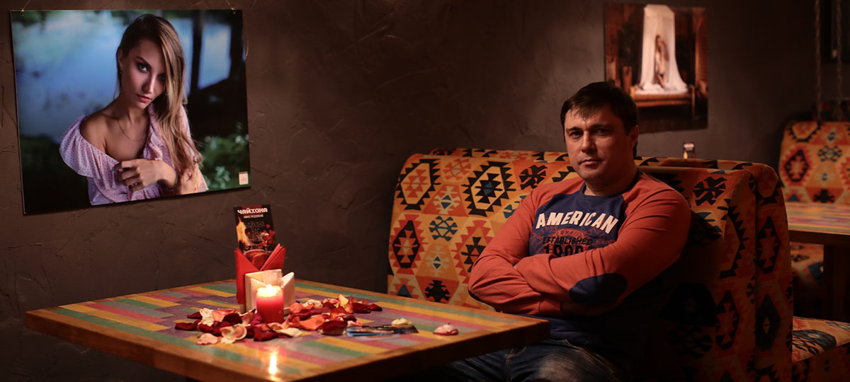 Фотовыставка 18+: Стены местного кафе украсили ню-снимками моделей