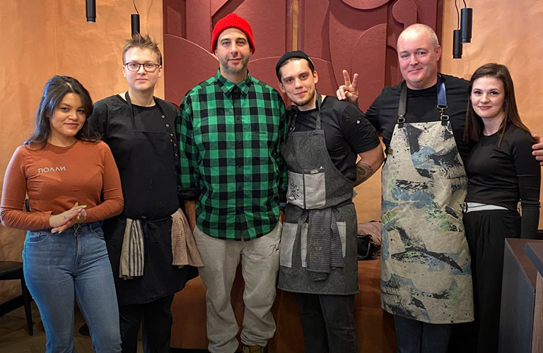 «Попробовали все»: Иван Ургант с компанией друзей отдыхал во владимирском ресторане