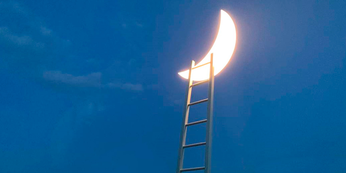 В Суздале гигантскую луну прокатили по Каменке и установили лестницу в небо