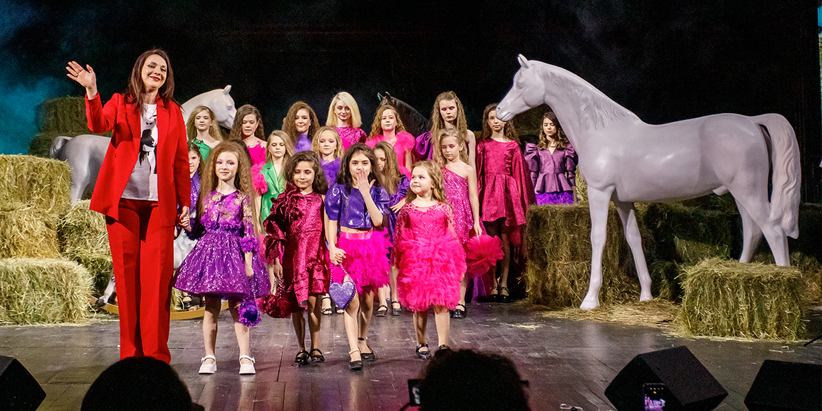 Сено, лошади и мода. Дизайнер из Владимира приняла участие в Magic Fashion Week