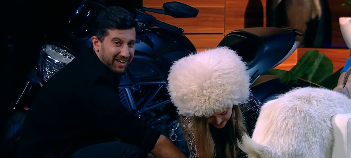 Наша «Поля из деревки» доила молоко на «Шоу без названия»