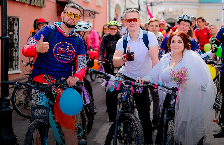 С девичником в промзоне и сердцем из железных коней: пара из Владимира устроила креативную велосвадьбу