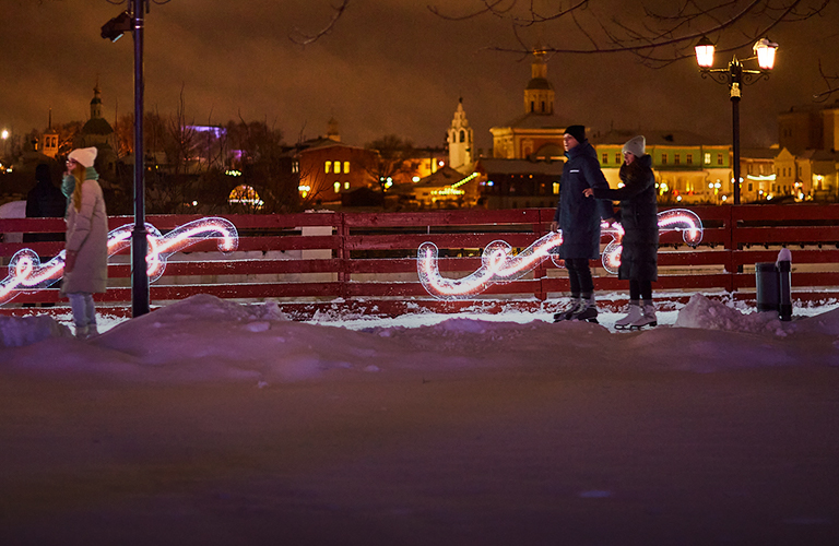 Каток в парке Пушкина открывали якутский Дед Мороз, итальянская фея и Санта-Клаус