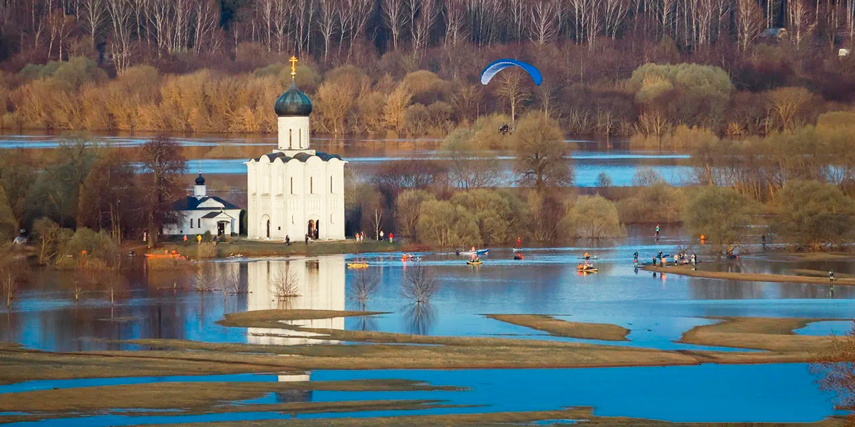 Сапы и байдарки в Боголюбове: заливной луг у Покрова на Нерли превратился в «маленькую Венецию»