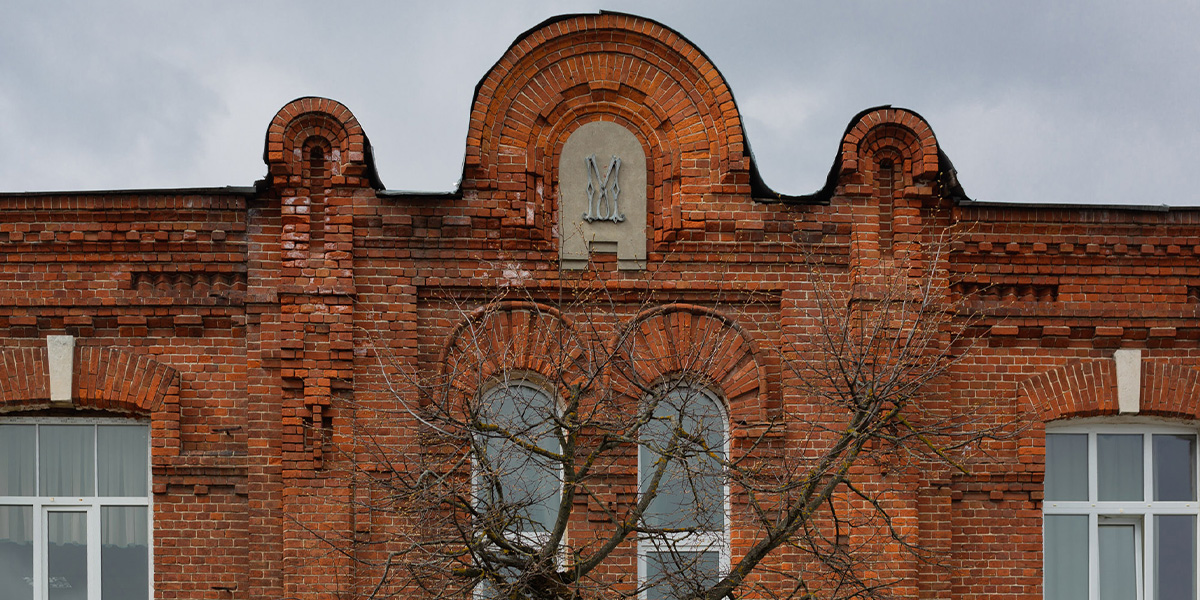Первый роддом, первые ясли и... школа повитух: история одного дома на Спасской