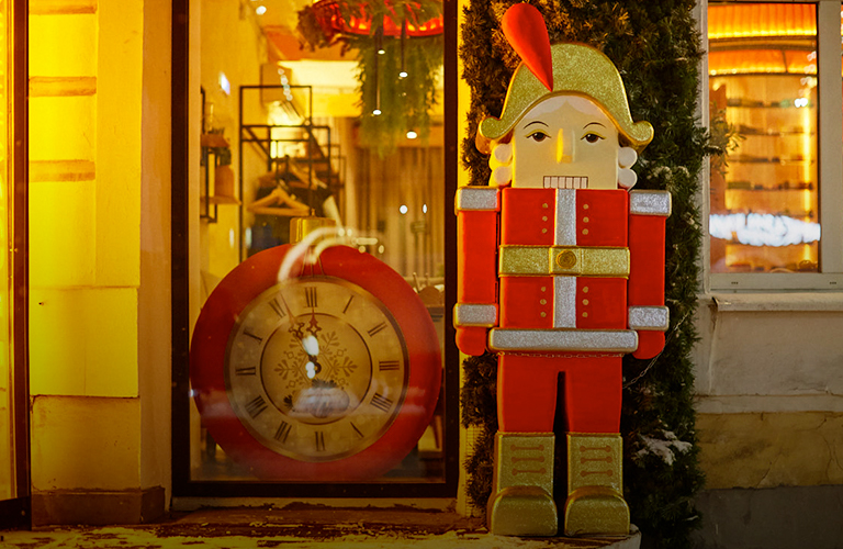 Отправляемся за новогодним настроением в торговые центры и заведения, украшенные владимирскими декораторами