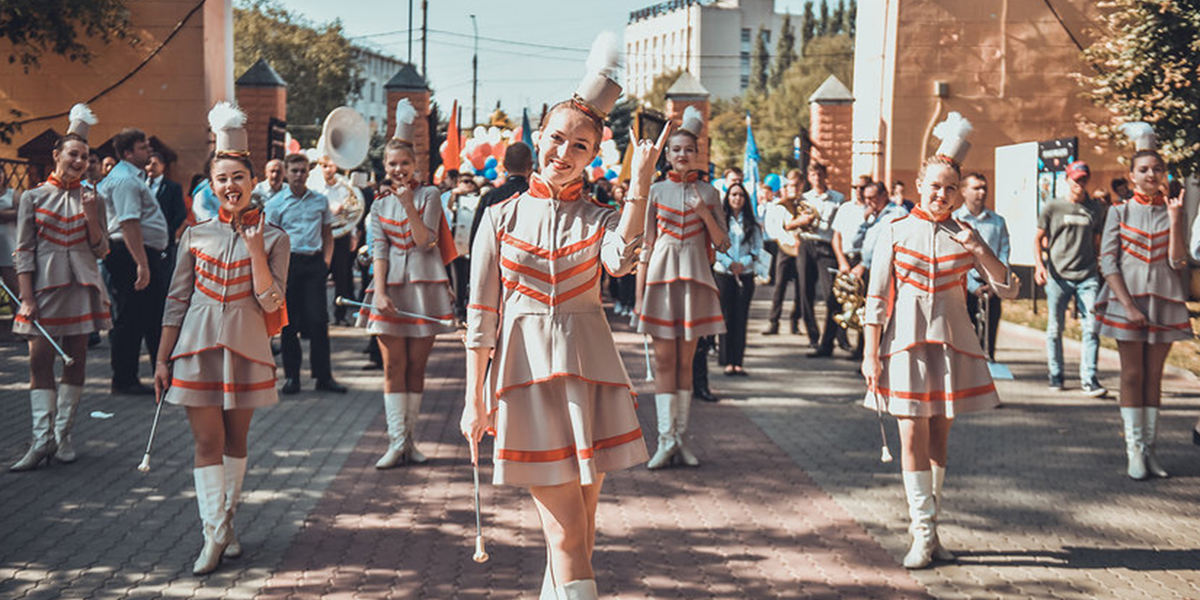 Их ищут в соцсетях и фотографируют туристы: Мажоретки Владимира