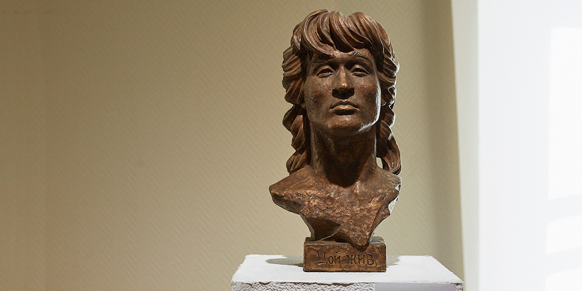 «Живой» Цой и мраморный виндсерфер на выставке автора бронзовых суздальчат