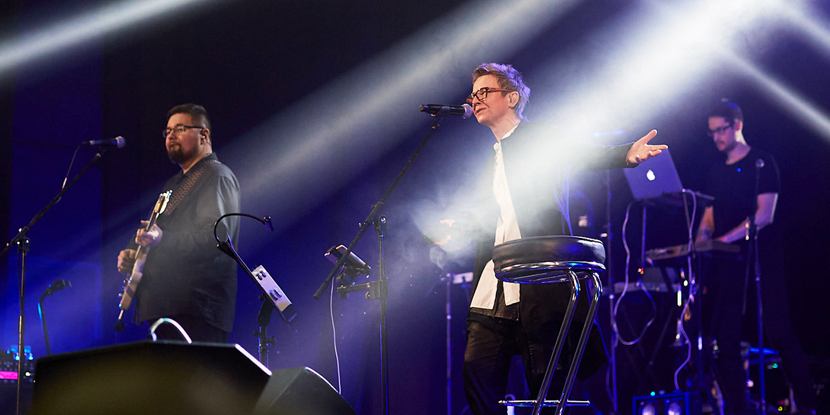 Шикарный звук и светящиеся сердца: концерт Сургановой во Владимире