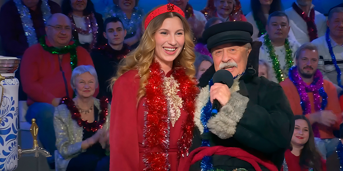 Извозчица из Суздаля подарила Леониду Якубовичу зимний тулуп своего мужа на шоу «Поле чудес»