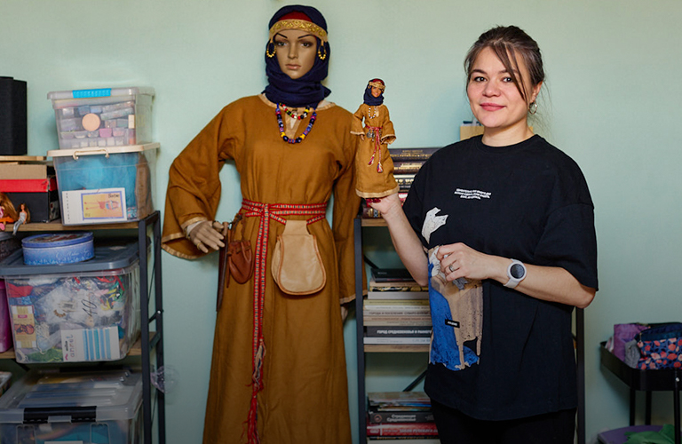 Домашний музей национальных костюмов в миниатюре и сотни Барби в собрании владимирского стилиста