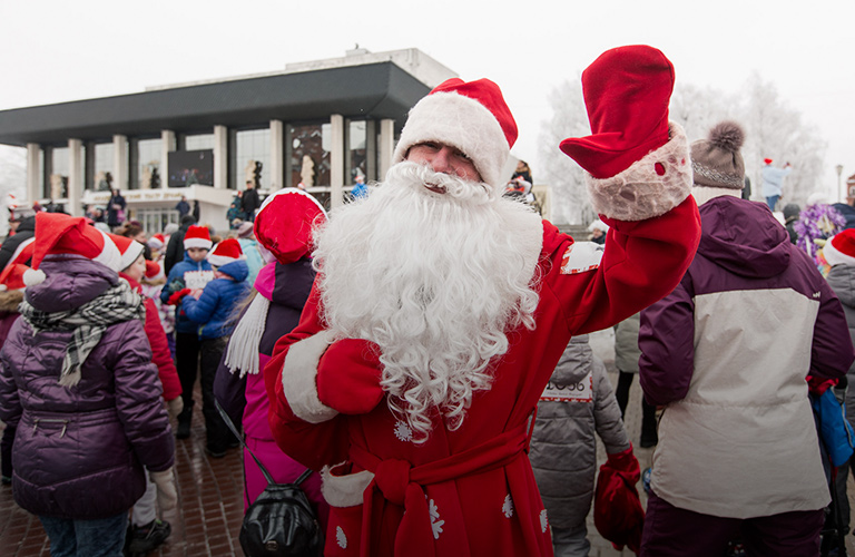 Забег Дедов Морозов с радужными единорогами и моржами