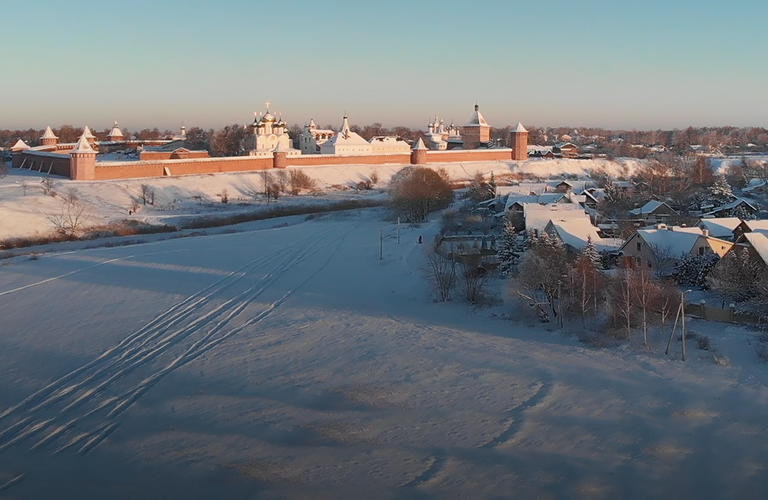 Блогер из Владимира взорвала соцсети видео о Суздале и съемках фильма «Чародеи»