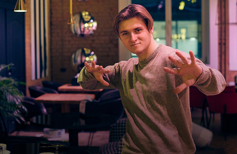 Превращение бумаги в деньги и левитация! Уличная магия от профессионального иллюзиониста