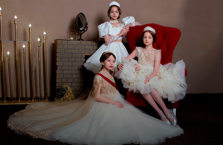 Дизайнер из 33-го региона стала «Лучшим детским кутюрье» с коллекцией платьев в стиле Романовых