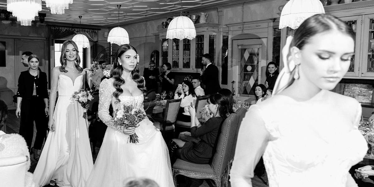 «Дорогой минимализм» и дерзкий белый костюм на презентации свадебных трендов-2021