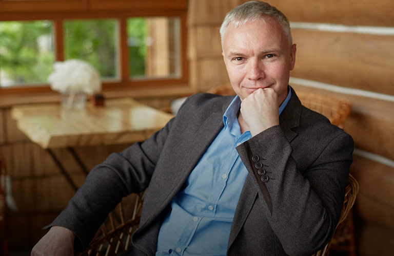 Автор лучшей книги области про секретные лаборатории, перемещения во времени и владимирских супергероев