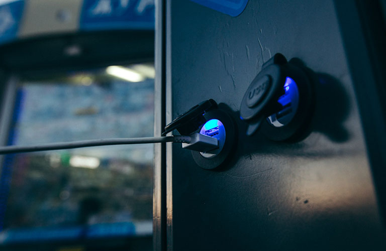 Не хуже, чем в столице! Во Владимире теперь есть остановка с USB-портами