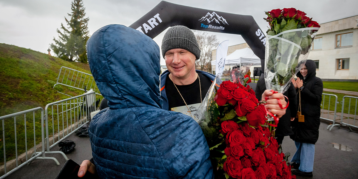 Звали замуж и дарили мамам цветы: самые яркие моменты суздальского полумарафона