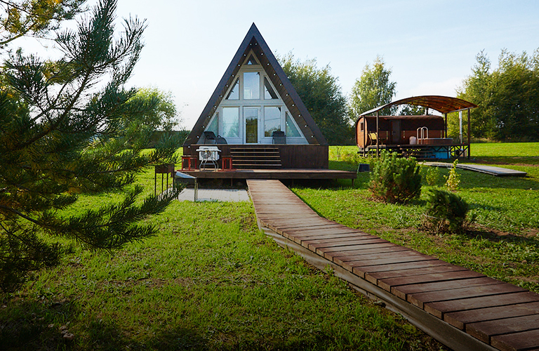 Двухэтажный кемпинговый дом А-frame: идеальное место для отдыха в тишине