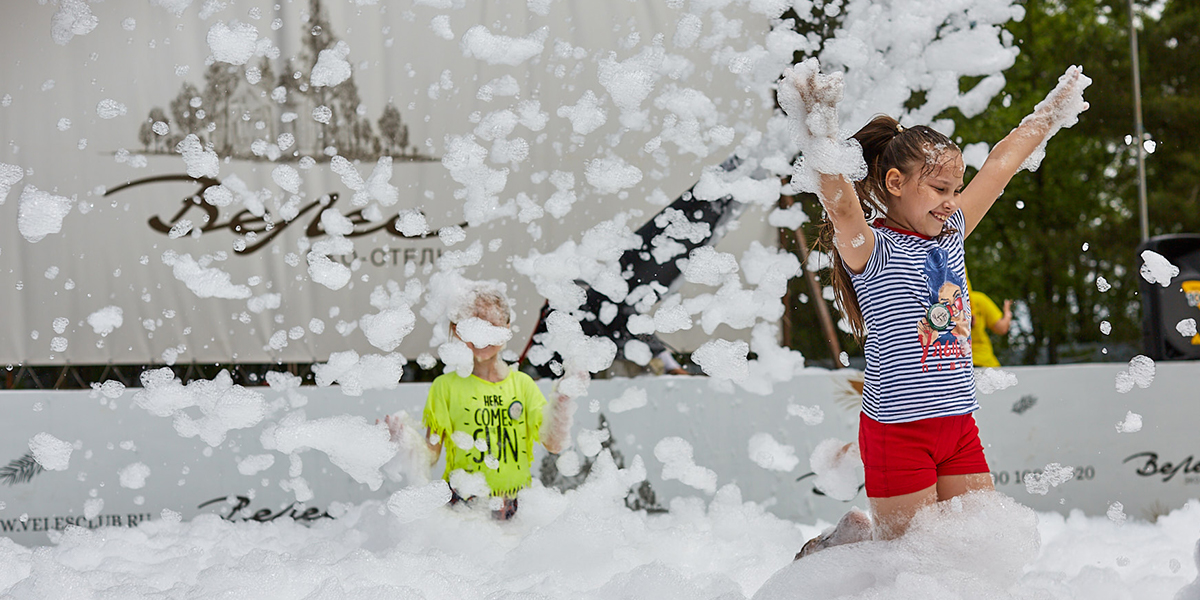 Субботник и BBQ-вечеринка на берегу Запольского: как прошел фестиваль «Чистое озеро»