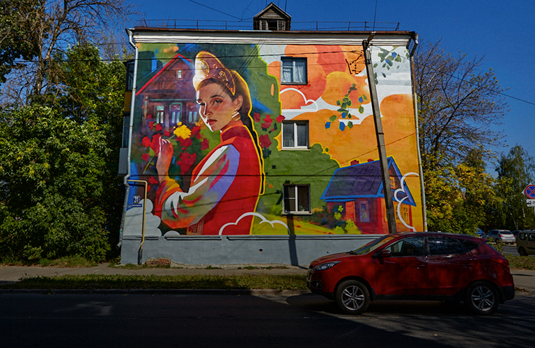 Монументальный «Хранитель», девушка в кокошнике и другие пять живописных муралов Владимира