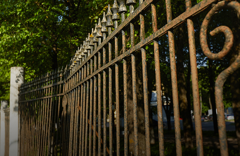 Ржавые стражи Владимира. Ограды, за которыми не чувствуешь себя как за каменной стеной